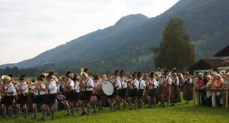 06_die-Musikkapelle-marschiert-ein.jpg