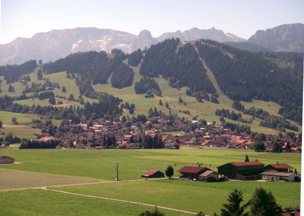 Blick von St.Peter  auf Buching und die Ammergauer Berge