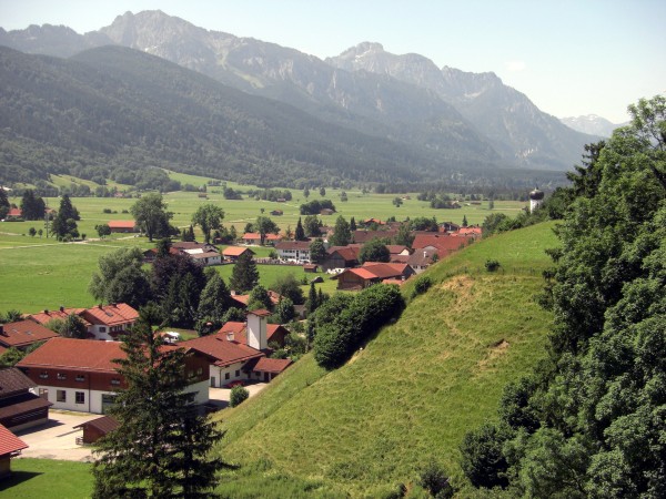 Blick auf Bayerniederhofen und die Berge