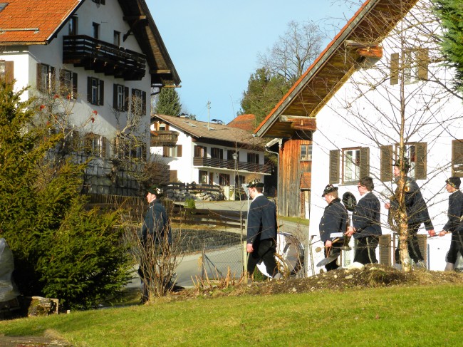 Bild: 16_Abmarsch_zum_naechsten_Einsatz.jpg