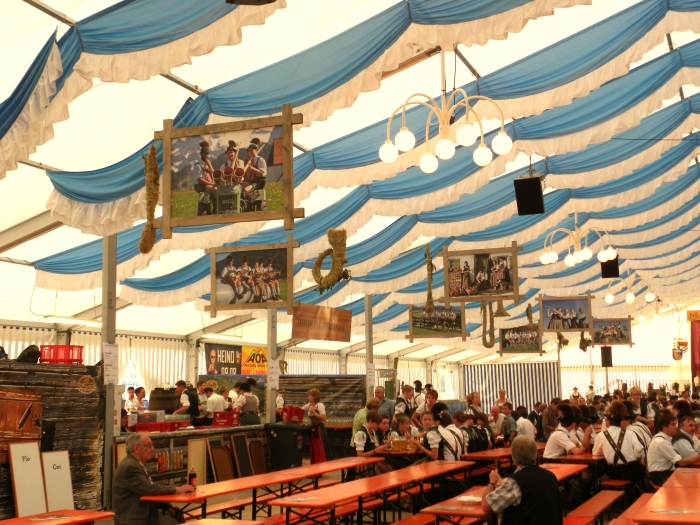 Bild: 19_imFestzelt.jpg