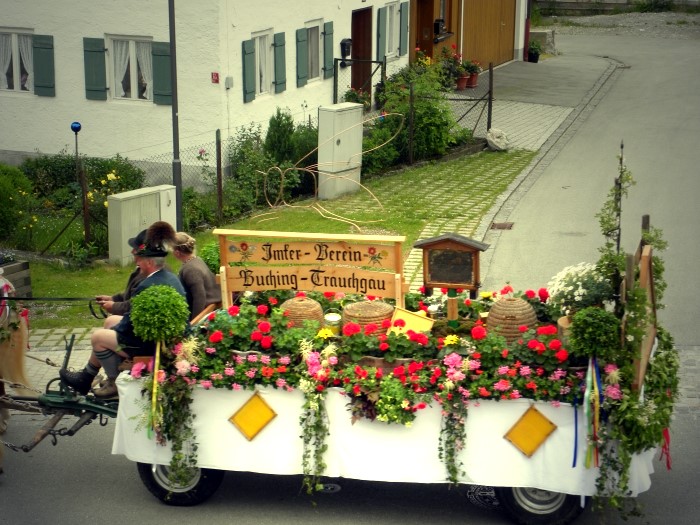 Bild: 04_die-ersten-Festwagen-rollen-an.jpg