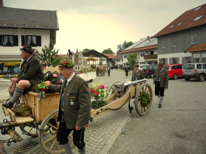 Bild: 09_derSchuetzenvereinswagen.jpg