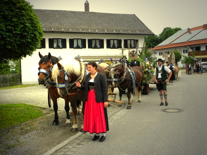 Bild: 12_4-er-Zug-vor-dem-Gartenverein.jpg