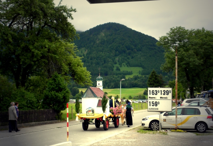 Bild: 14_lieber-mit-der-Kutsche.jpg